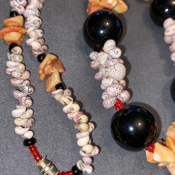 3/$30 Beautiful Shell Necklace - Picture 3 of 4